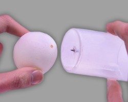 Löcher in Ei stechen Bild vom Einstechen der Löcher in ein Ei