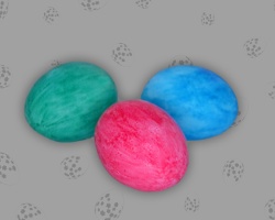 Gefärbte Ostereier Drei bunt gefärbte Ostereier