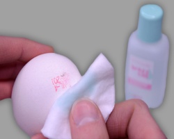 Eierstempel mit Nagellackentferner beseitigen Bild vom Beseitigen des Eierstempels mit Nagellackentferner