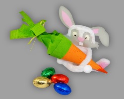 Osterhase aus Papier mit Karotten im Arm Osterhase mit Papierkarotte