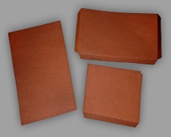 Braune Papierelemente aus Tonpapier Bild von drei braunen Tonpapierelementen