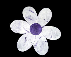 Bild von handgeschöpften Papier, welches eine Blumenform hat und bemalt ist.