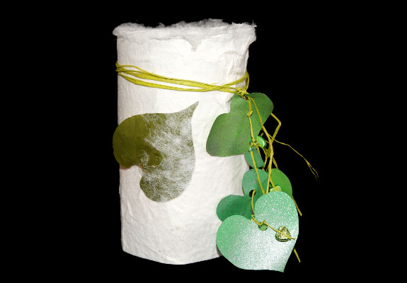 Bild eines Windlichts aus handgeschöpften Blütenpapier