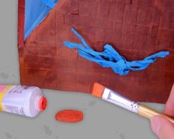 Papier mit Acrylfarbe bemalen Bild vom Bemalen von Papier mithilfe von brauner Acrylfarbe