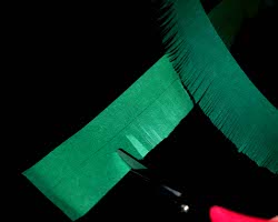 Bild vom Schneiden des grünen Tonpapiers