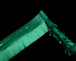 Bild vom Kleben eines Tannenasts aus Tonpapier