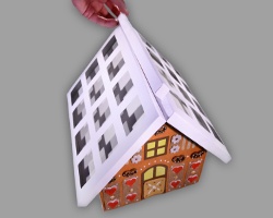 Papierdach aufs Lebkuchenhaus kleben Bild vom Aufkleben des Lebkuchenhausdaches
