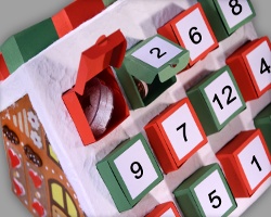 Adventskalendertürchen im Lebkuchenhaus aus Papier Bild von Adventskalendertürchen im Lebkuchenhaus aus Papier