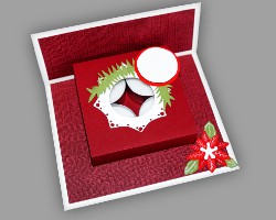 Teelichtbox klebt auf Aufstellkarte Bild von einer Teelichtbox, die auf einer Aufstellkarte aus Tonpapier klebt