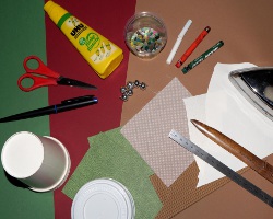 Bastelmaterial für Adventskalender mit vier Türchen Bild von unterschiedlichem Bastelmaterial für einen Papieradventskalender