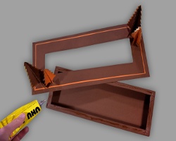 Boden mit Oberseite zum Adventstablett kleben Bild vom Zusammenkleben des Adventstabletts aus Papier