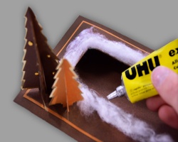 Schnee auf Adventstablett kleben Bild vom Aufkleben des Schnees aus Watte