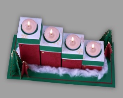 Weihnachtliches Adventstablett mit brennenden Teelichtern Bild von weihnachtlichem Adventstablett mit brennenden Teelichtern
