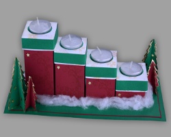 Quadratischer Adventskranz mit Teelichtern Bild von quadratischem Adventskranz mit vier Teelichtern
