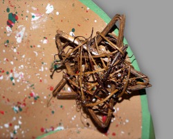 Weidenstern auf Adventskalender Bild von einem Weidenstern, der auf einem Adventskalender klebt