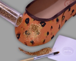 Glitzerpulver auf Ballerinas kleben Bild vom Auftragen des Glitzerpulvers