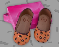Ballerinas im Leoparden-Look auf Schuhschachtel Bild von zwei Ballerinas mit Leoparden-Look auf Schuhschachtel