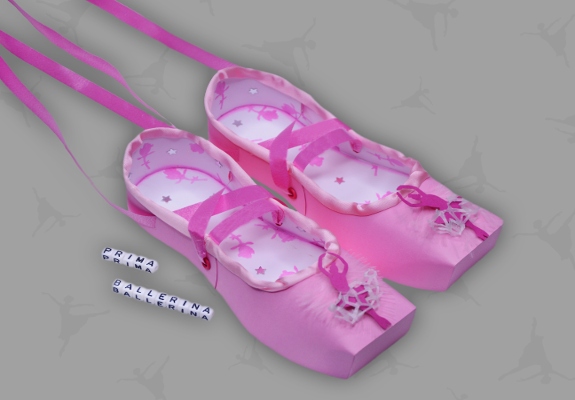 Ballettschuhe aus Papier Bild von zwei Ballettschuhen aus Papier von Fine-Art Künstlerin Veronika Vetter (DAoCFrEak)