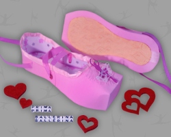 Ein Paar Ballerina Schuhe aus Papier Bild von einem Paar Ballerina Schuhen (rosa) aus Papier