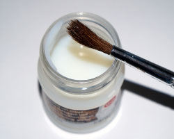 Bild eines Langhaarpinsels auf einer Dose Glanzlack