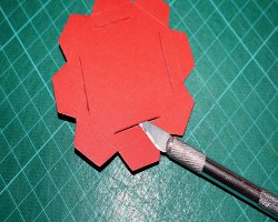 Tassenboden mit Bastelmesser Bild von Papiertassenboden mit einem Bastelmesser