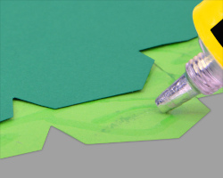 Tonpapier vom Tannenbaum wird einmal verstärkt Bild vom Verstärken der einzelnen Elemente mit dunkelgrünem Tonpapier