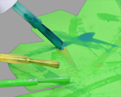 Papierbaumverzierung mit drei Nagellackfarben Bild vom Verzieren des Papierbaums mit Nagellack