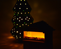 Papierweihnachtsbaum beleuchtet auf Christkindlesmarkt Bild vom beleuchteten Weihnachtsbaum auf einem Christkindlesmarkt. Szenerie gebastelt von Veronika Vetter (DAoCFrEak) Fine Art Künstlerin