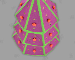 Weihnachtssterne zieren den Tannenbaum aus Papier Bild von zarten Weihnachtssternen, die den Papiertannenbaum zieren