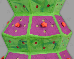 Weihnachtsbaum leuchtet aus bunten Löchern Bild von den Löchern des Papierweihnachtsbaums