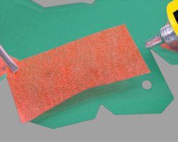 Ausgestanzte Löcher mit Transparentpapier verkleiden Bild vom Verkleiden der ausgestanzten Löcher mit Transparentpapier