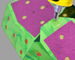 Fundament des Papiertannenbaums zusammenkleben Bild vom Zusammenkleben des Tannenbaumfundaments aus Papier