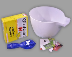 Arbeitsmaterial für Pappmaché  Bild von Kleister, Schüssel und Zeitungspapier für Pappmaché