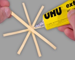 Papierstreifen zum Stern kleben Bild vom Kleben eines Sterns aus Papierstreifen