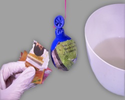 Luftballon mit Kleister und Zeitungspapier bekleben Bild von Luftballon, der mit Zeitungspapier und Kleister beklebt wird