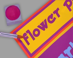 Flower Power auf Umschlag schreiben Bild vom Aufmalen der Aufschrift Flower Power mit Wasserfarben