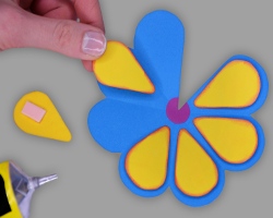 Blütenblätter auf Papierblume kleben Bild vom Aufkleben der Blütenblätter auf die Papierblume