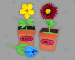 Blumentopf-Tischkarten für die Erstkommunion Bild von drei Papierblumen mit Blumentopf-Tischkarten