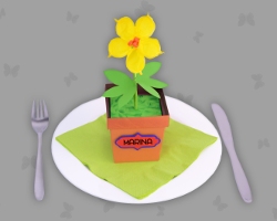 Blumentopf ist gleichzeitig Tischkarte Bild von Tischkarte als Blumentopf selbst gebastelt aus Papier