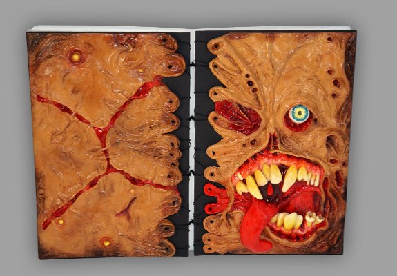 Selbst gebundenes Buch mit FIMO Monster Gesicht Bild von Coptic Stitching Buch mit Monster Gesicht aus FIMO (DAoCFrEak/Vroni)