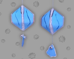 Klassische Christbaumkugeln aus Papier Bild von klassischen Christbaumkugeln aus Papier
