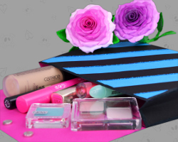 Gebastelte Handtasche eignet sich als Verpackung für Geschenksets mit Kosmetik und Pflegeprodukten Bild von essence Kosmetik in einer selbst gebastelten Clutch im Monster High Design für coole Mädchen. Arrangement von Veronika Vetter Fine Art Künstlerin