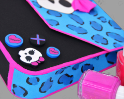 Clutch von Draculaura (Monster High) mit pinkfarbenem Nagellack vom Rossmann Picture of Draculaura’s Clutch (Monster High) with pink nail polish. Fan-Art created by Veronika Vetter Bavarian Fine Artist