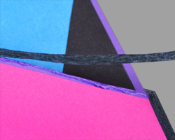 Kanten der Papierhandtasche mit schwarzem Krepppapier kaschieren Bild vom Kaschieren der Kanten mit schwarzem Krepppapier