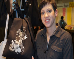 Veronika mit Tasche auf der CREATIVA Veronika Vetter präsentiert eine Stofftasche auf der CREATIVA in Dortmund