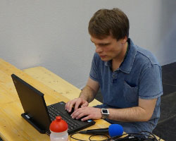 Sascha kauft Tickets für die CREATIVA Sascha (blogger) kauf am Laptop Tickets für die CREATIVA in Dortmund