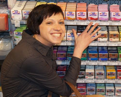 Vroni vor einem FIMO Regal Veronika Vetter (DAoCFrEak) vor einem FIMO Regal auf der CREATIVA in Dortmund