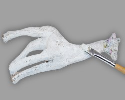 Giraffe aus Holz mit weißer Acrylfarbe grundieren Bild vom Grundieren einer Holzgiraffe