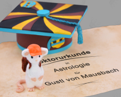GWS2.de Maskottchen Gustl mit seiner Doktorurkunde und seinem Doktorhut im Monster High Design Bild vom Doktorhut des Hohepriesters Keifer mit der Anklage gegen Jesus von Nazareth. In Gedenken an Dr. Henoch Cohen