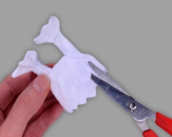 Bild vom Einschneiden eines Zick-Zack-Musters in die Papiereierschale